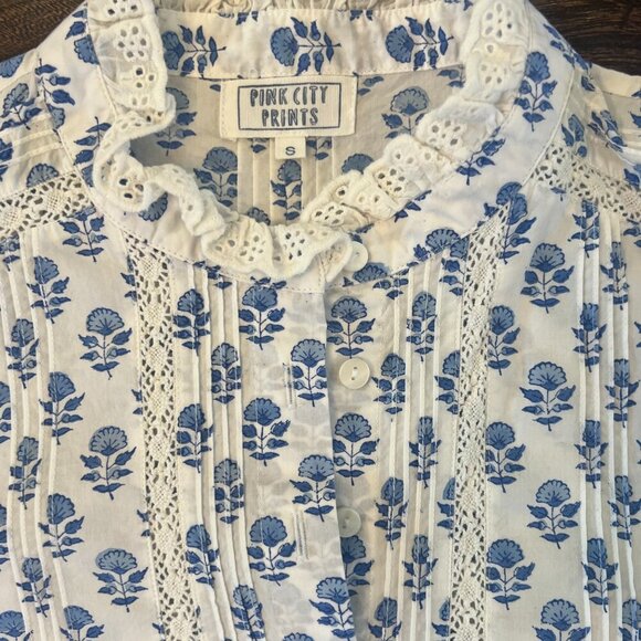 TUCKRENUCK PINK CITY PRINTS SKY BUTA VERA BUTTON FRONT EYELET BLOUSE SIZE SMALL - Picture 7 of 12
